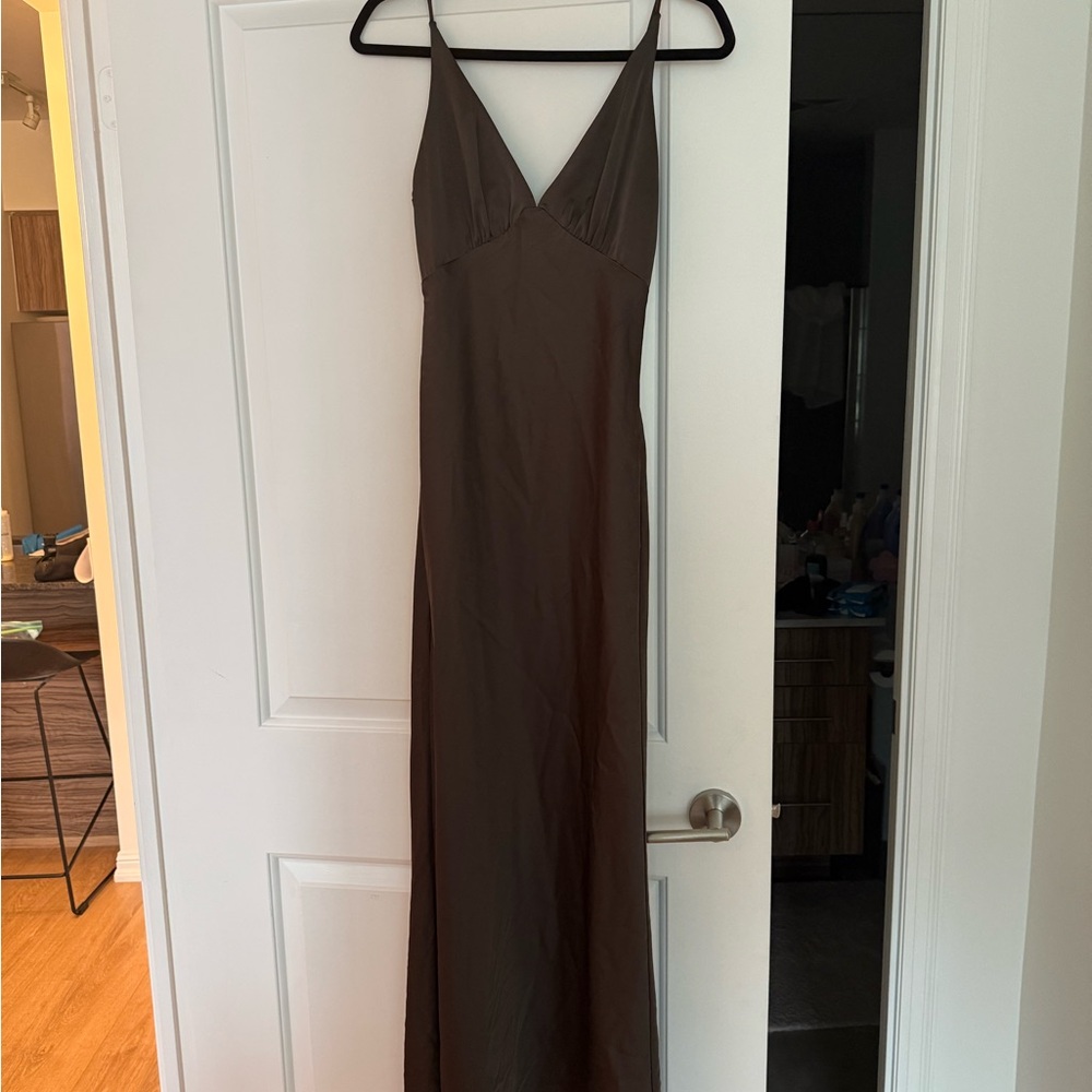 Elegant Black Satin Maxi Dress with V-Neck - Picture 4 of 6